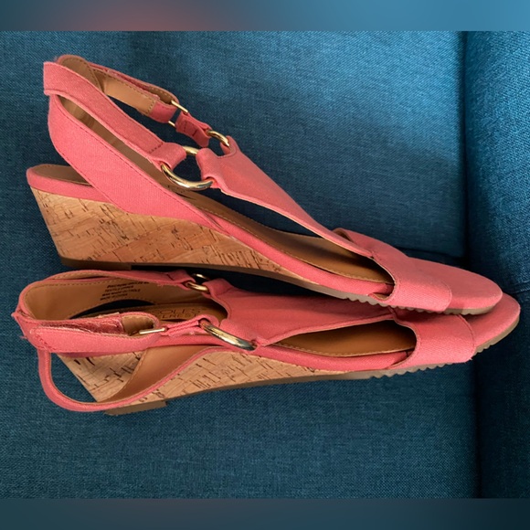 Aerosoles size 8 sandals Salmon Pink sandals. Velcro closure. GUC. 🦩🎀🌺 - Picture 4 of 12